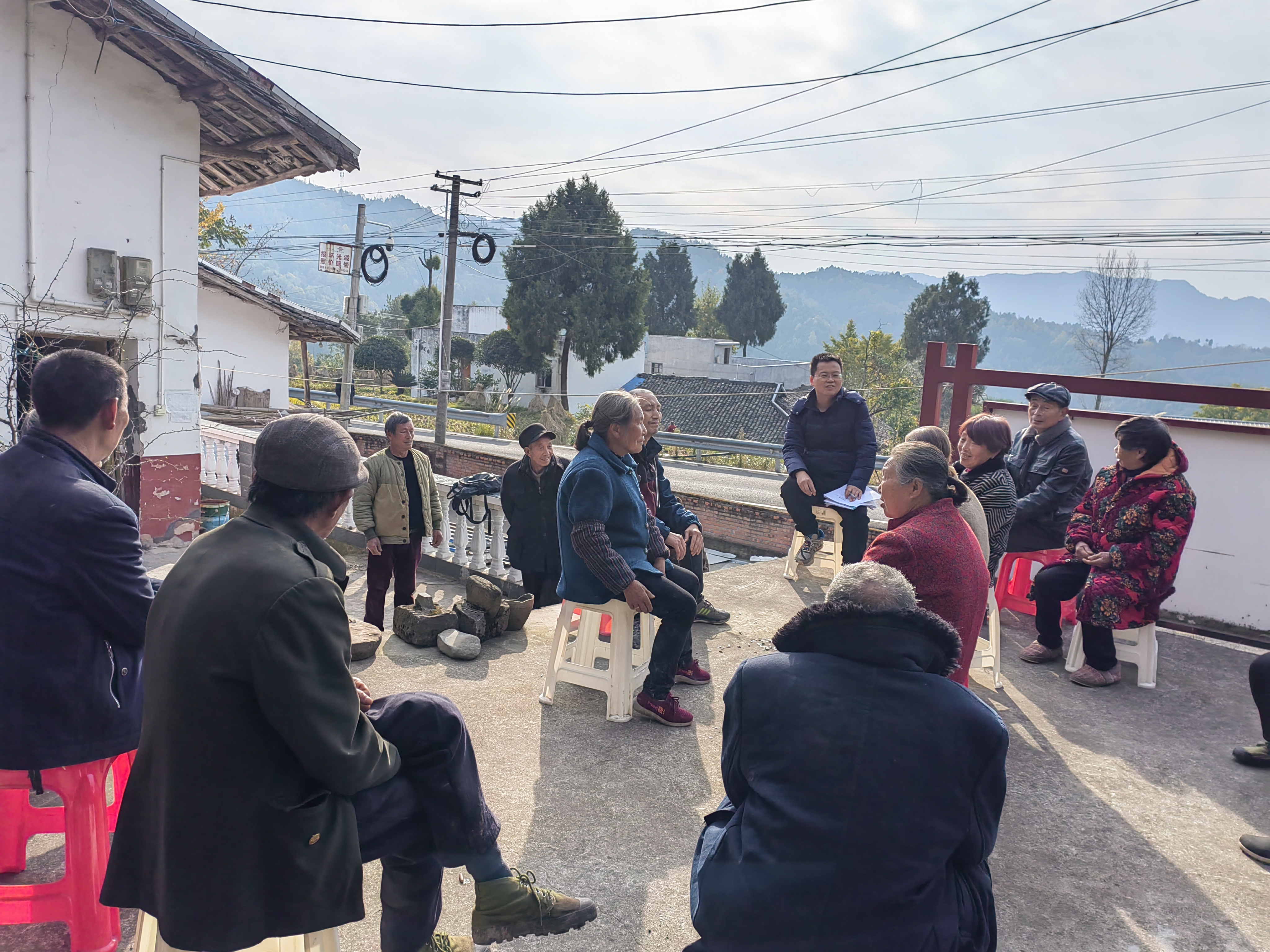 李杰超（中間）組織召開壩壩會，宣講政策，傾聽群眾意見建議_看圖王